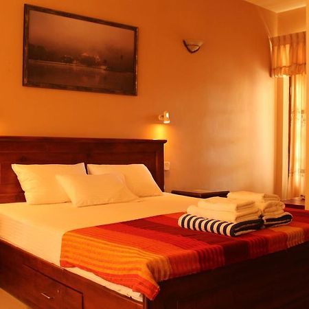 Hotel Janishi Residencies à Negombo Chambre photo
