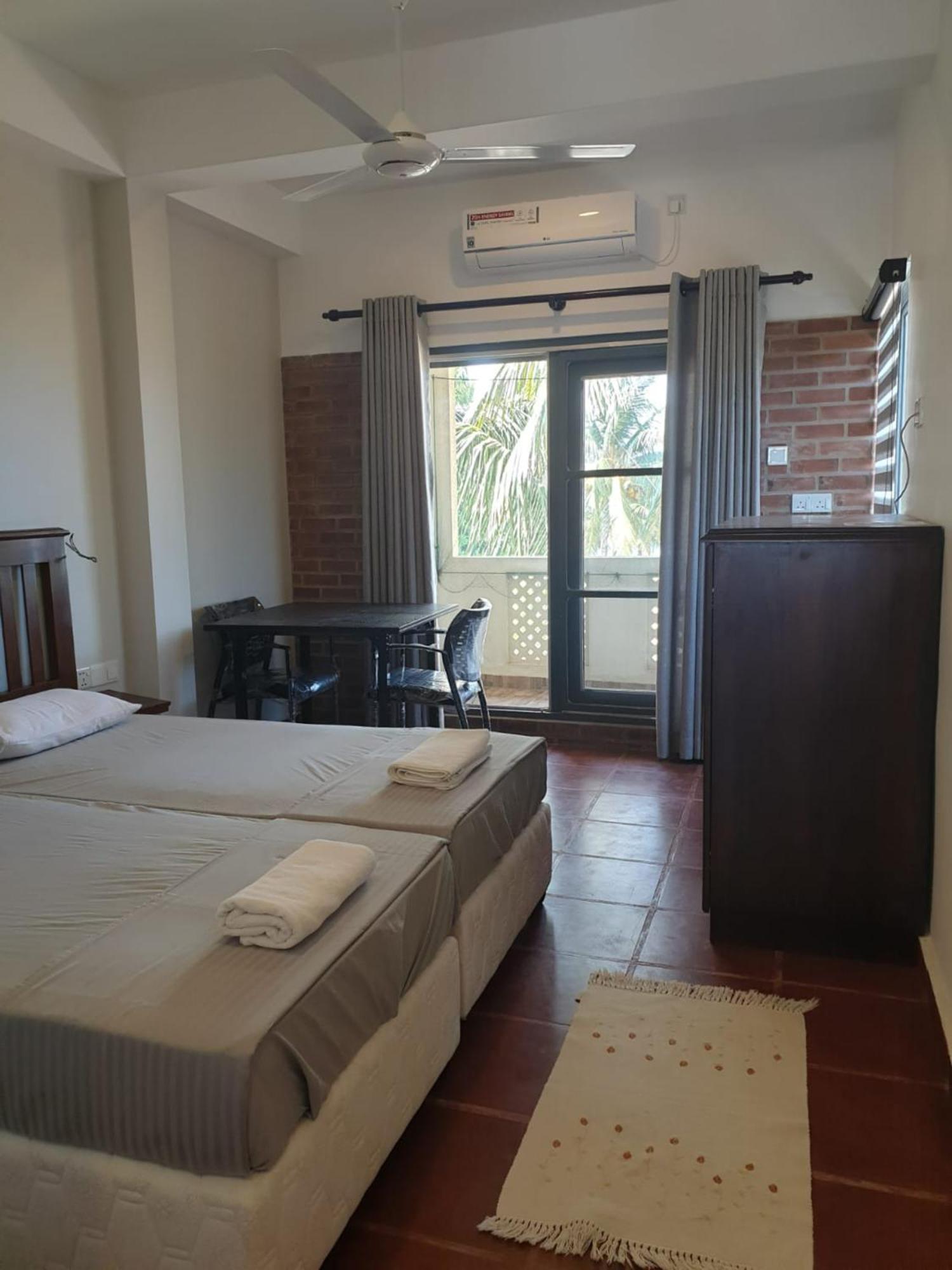 Hotel Janishi Residencies à Negombo Extérieur photo