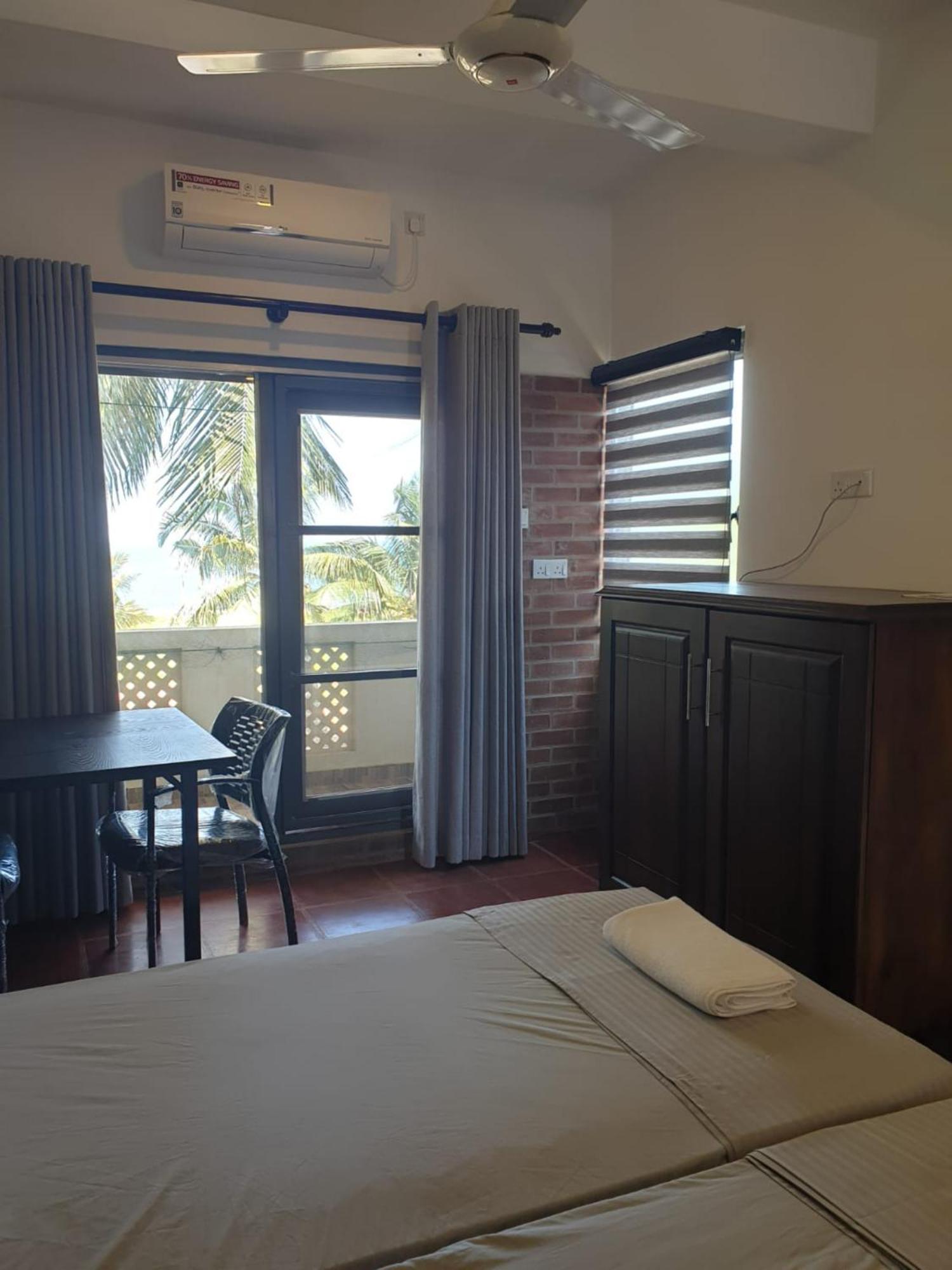 Hotel Janishi Residencies à Negombo Extérieur photo