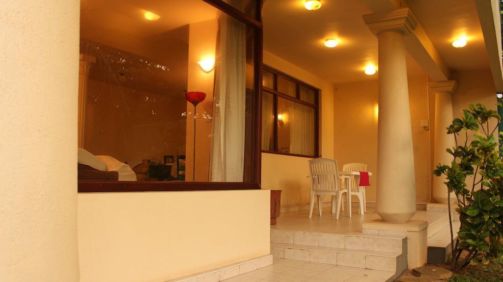 Hotel Janishi Residencies à Negombo Extérieur photo