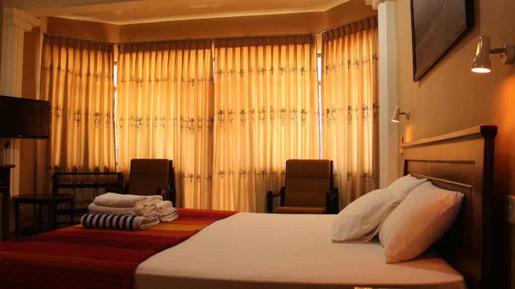 Hotel Janishi Residencies à Negombo Chambre photo