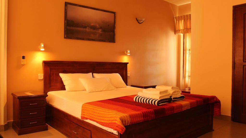 Hotel Janishi Residencies à Negombo Chambre photo