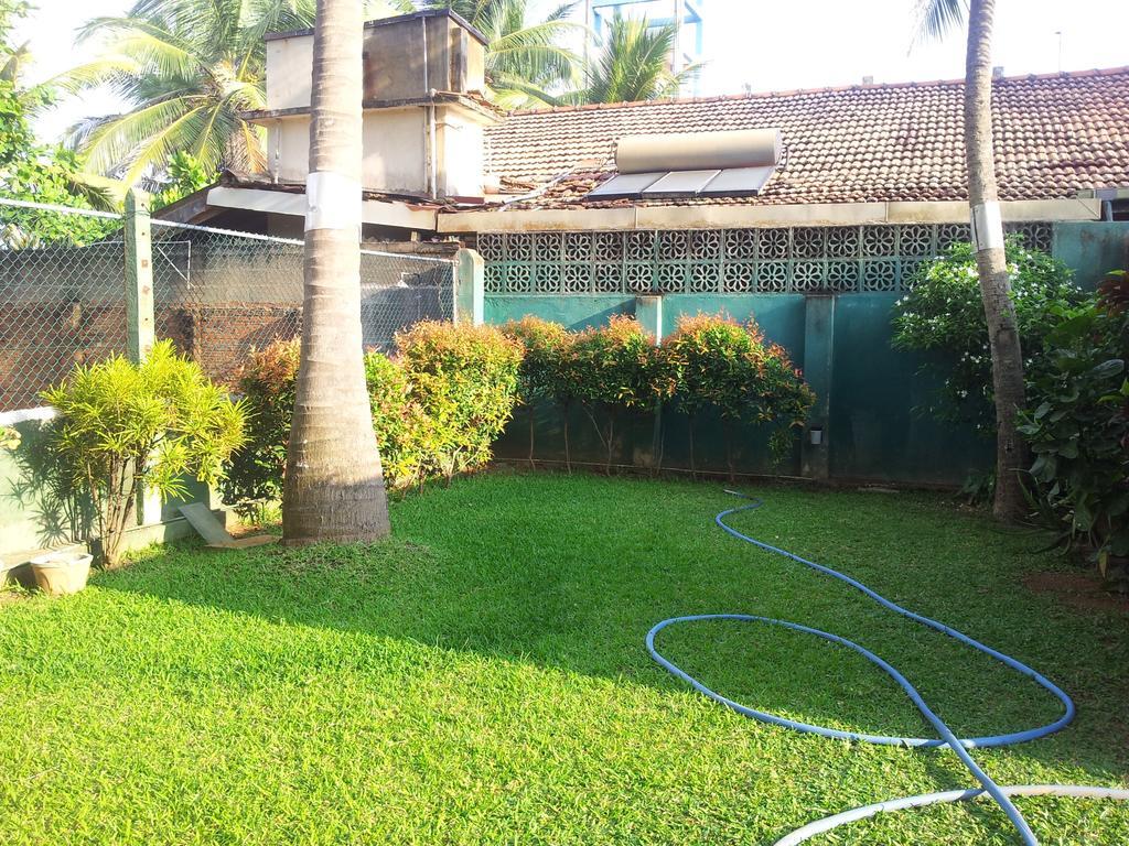 Hotel Janishi Residencies à Negombo Extérieur photo