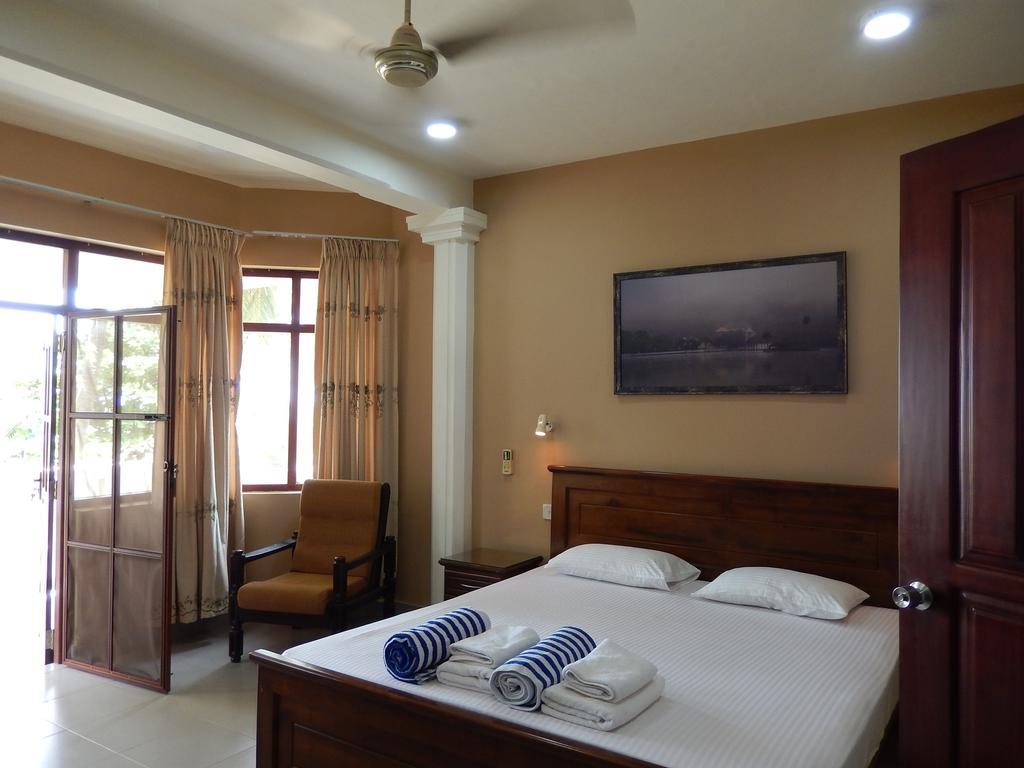 Hotel Janishi Residencies à Negombo Extérieur photo