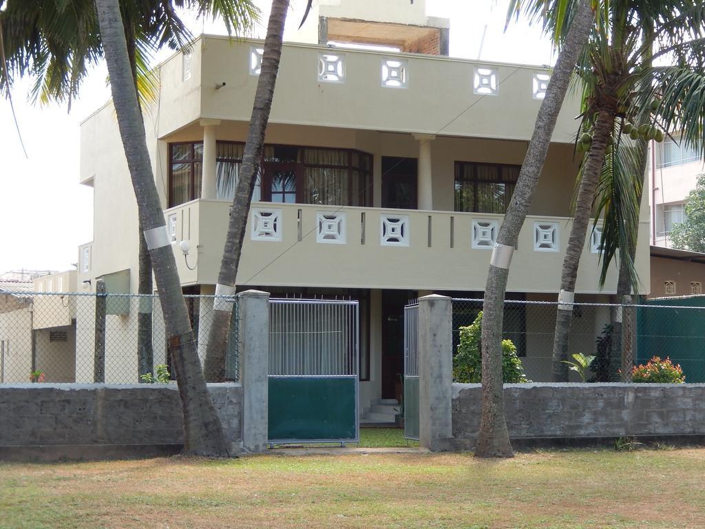 Hotel Janishi Residencies à Negombo Chambre photo
