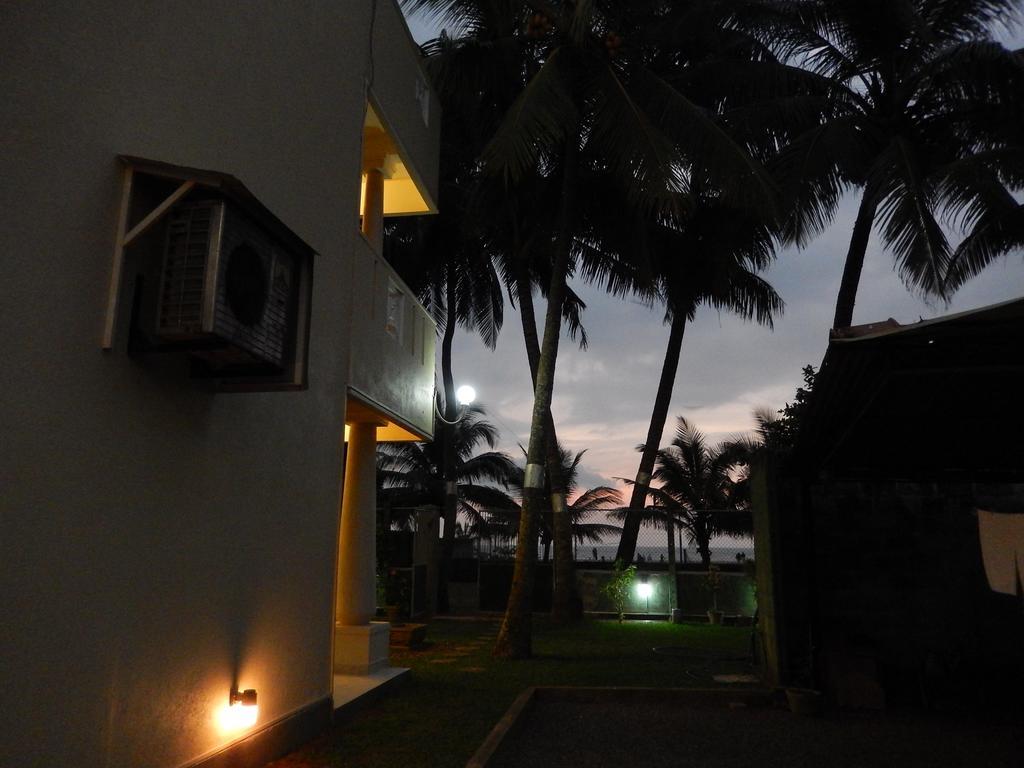 Hotel Janishi Residencies à Negombo Extérieur photo