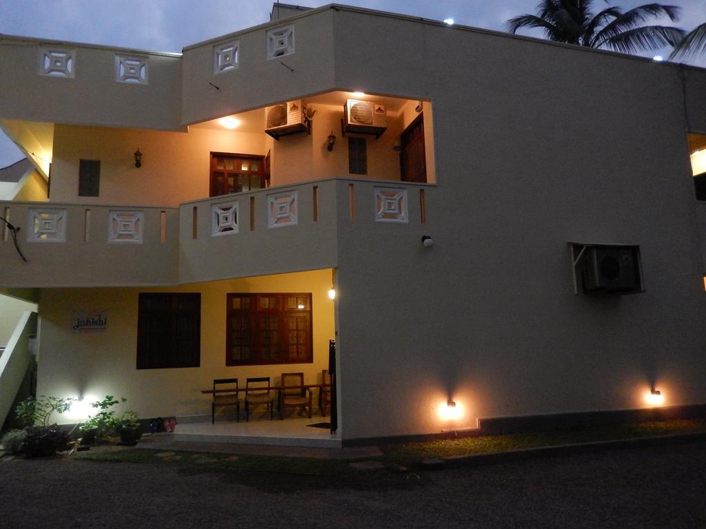 Hotel Janishi Residencies à Negombo Extérieur photo