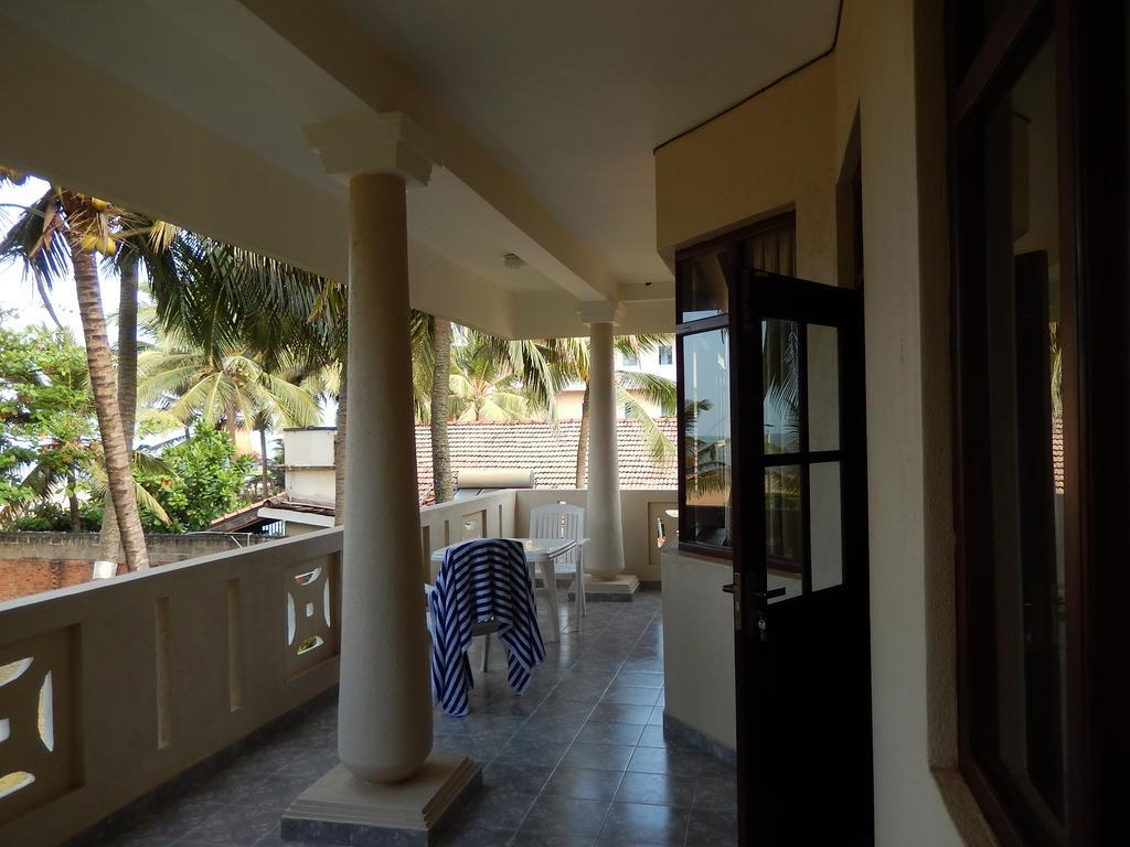 Hotel Janishi Residencies à Negombo Extérieur photo
