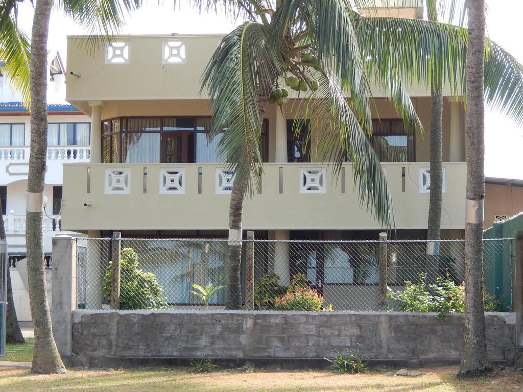 Hotel Janishi Residencies à Negombo Extérieur photo