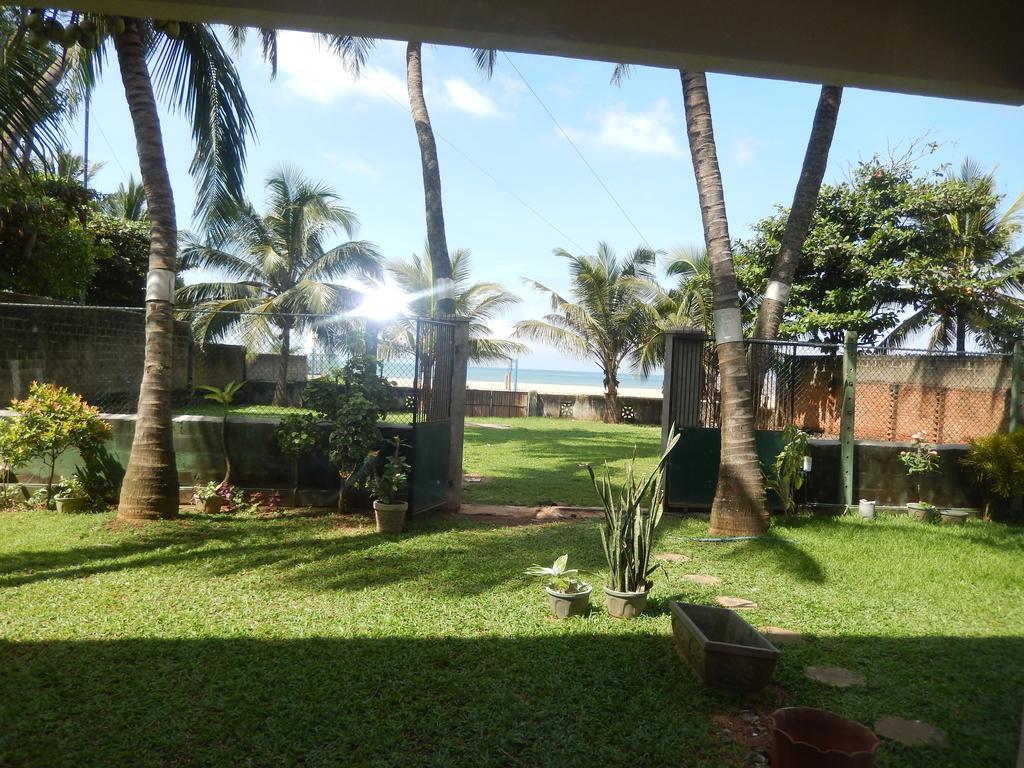 Hotel Janishi Residencies à Negombo Extérieur photo