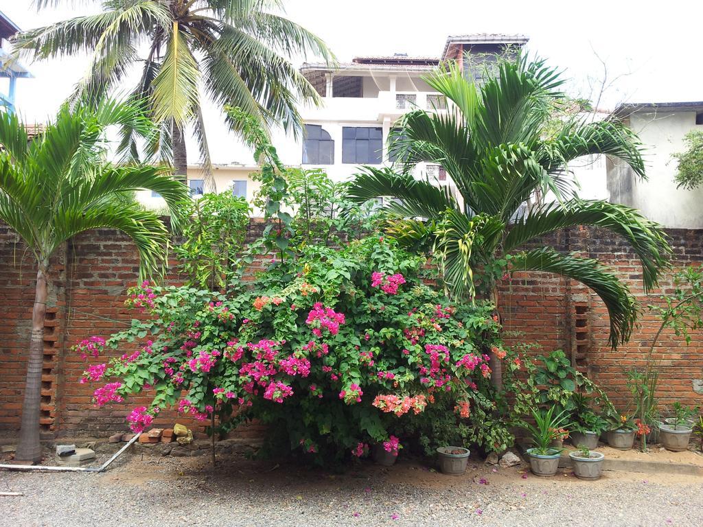 Hotel Janishi Residencies à Negombo Extérieur photo