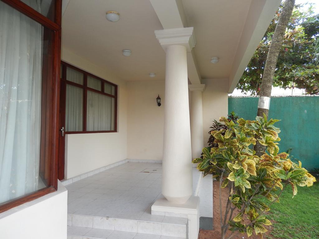 Hotel Janishi Residencies à Negombo Extérieur photo