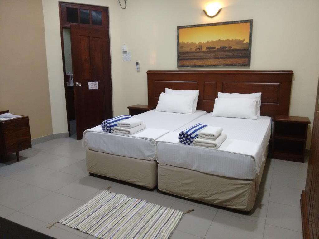 Hotel Janishi Residencies à Negombo Extérieur photo