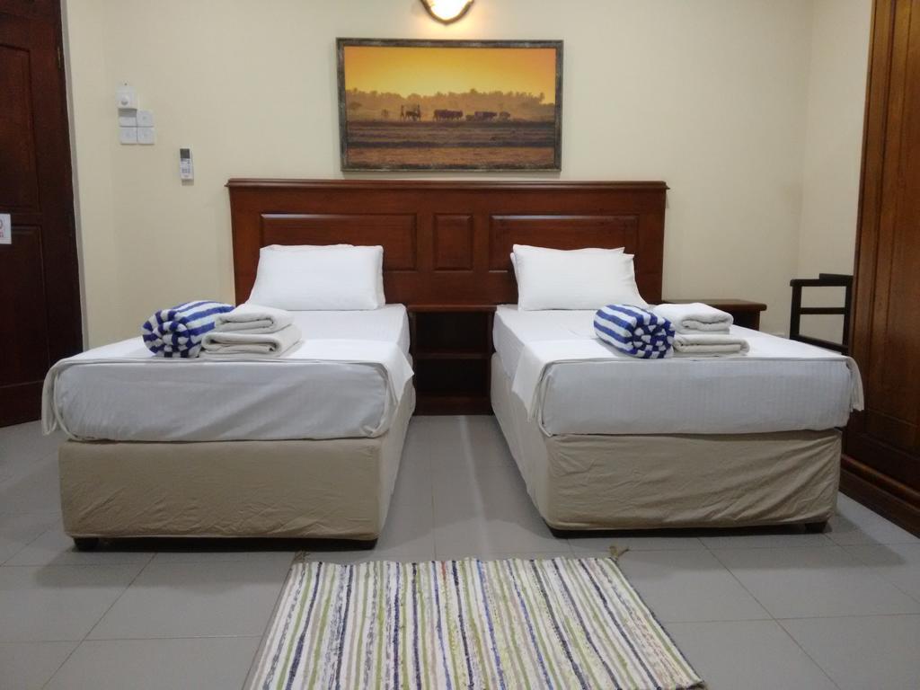 Hotel Janishi Residencies à Negombo Extérieur photo
