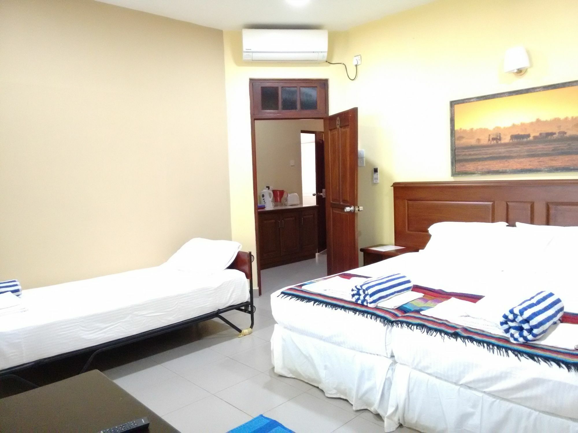 Hotel Janishi Residencies à Negombo Extérieur photo