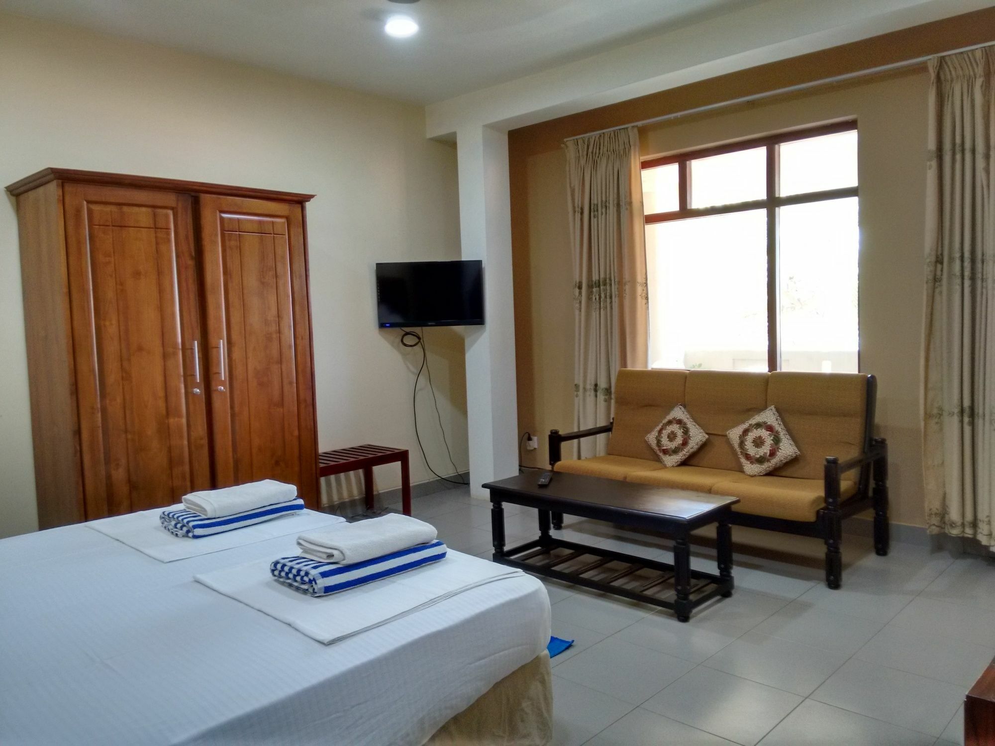 Hotel Janishi Residencies à Negombo Extérieur photo