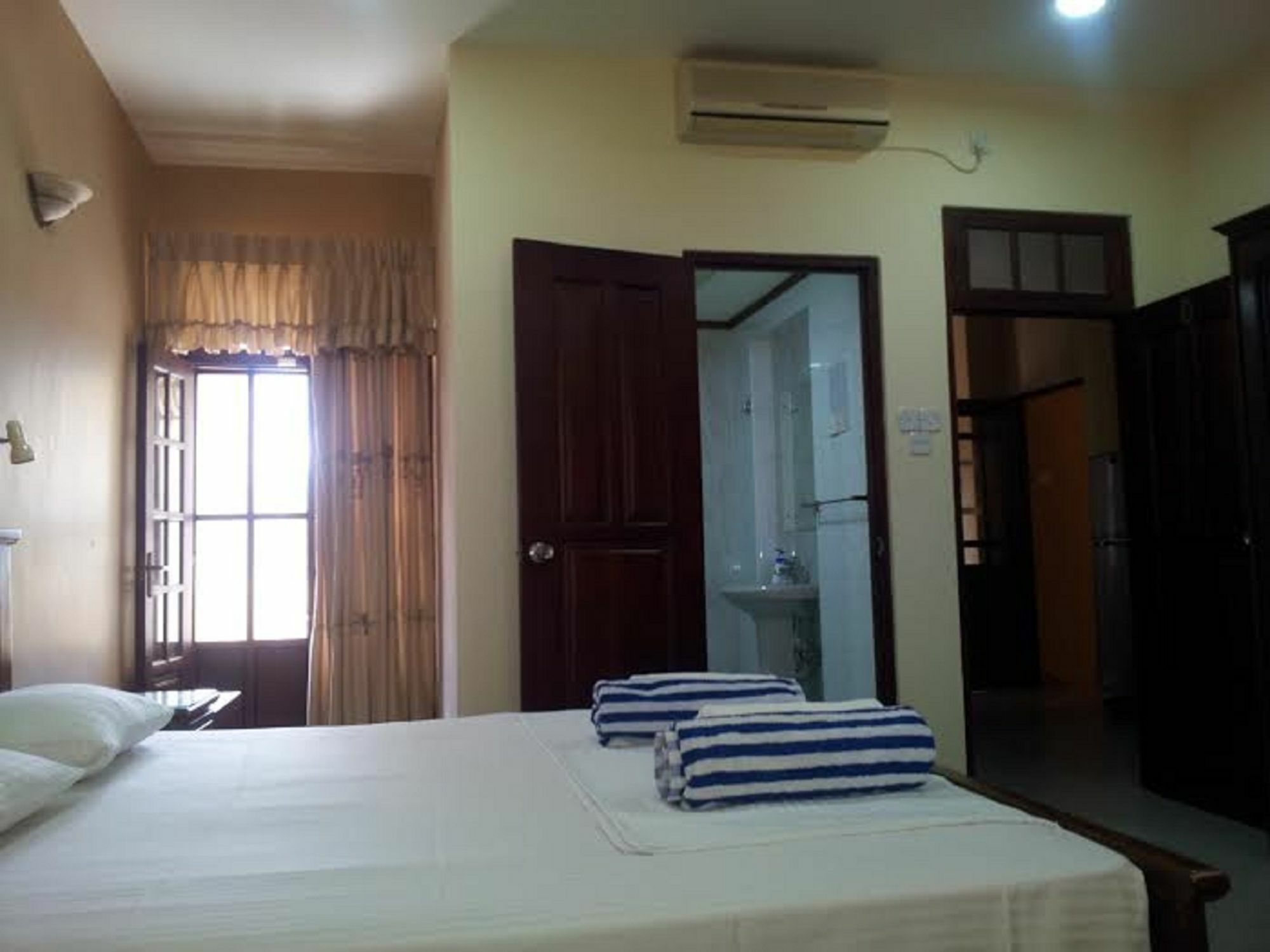 Hotel Janishi Residencies à Negombo Extérieur photo
