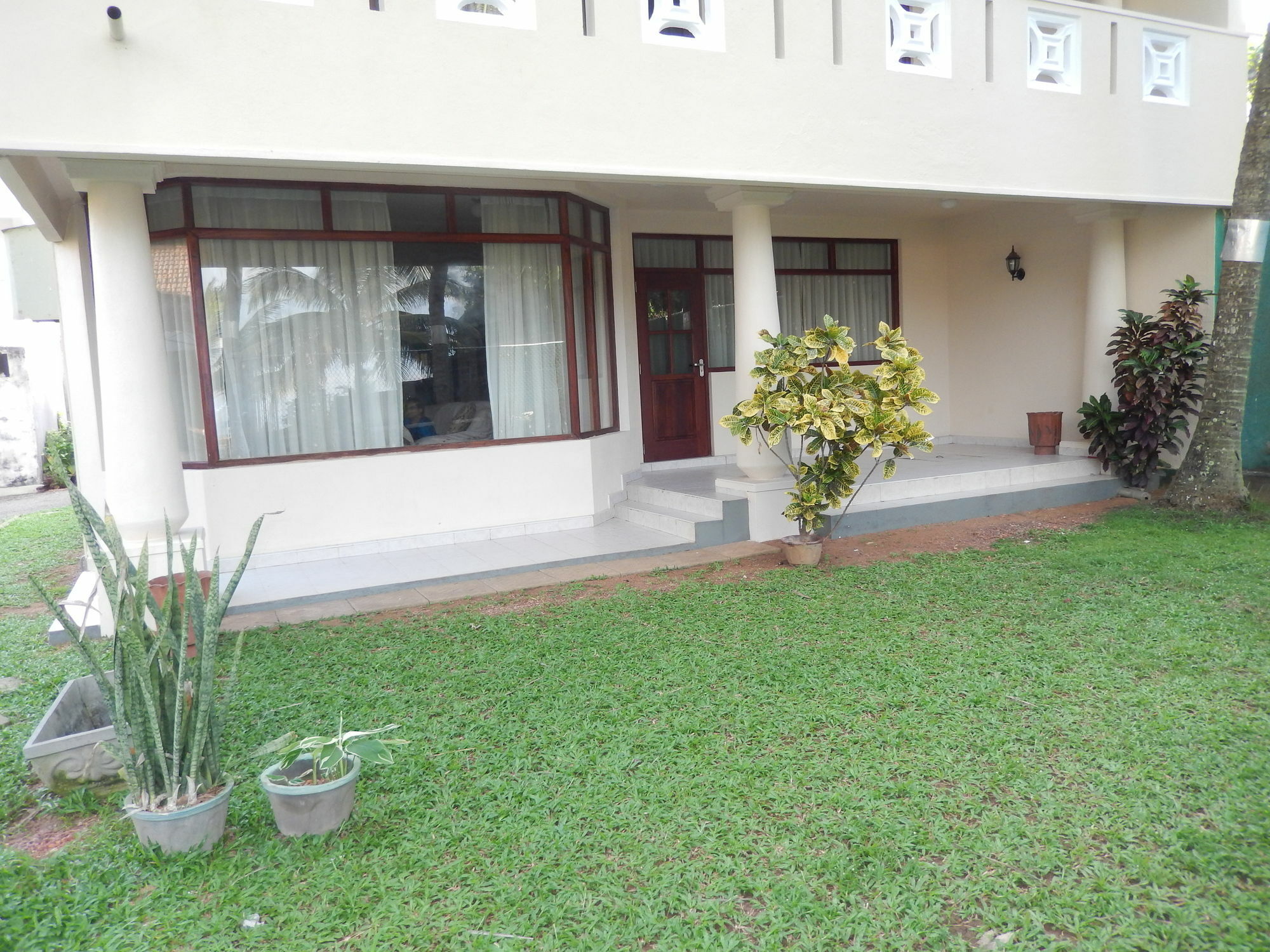 Hotel Janishi Residencies à Negombo Extérieur photo